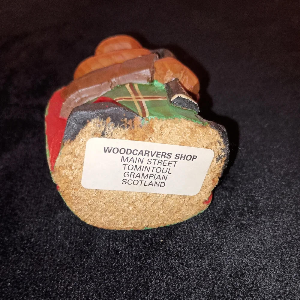 Rare Vintage The Woodcarvers Shop Scotland hand crafted Man playing Bag Pipes